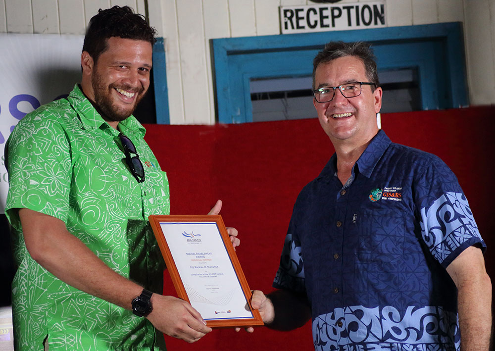 Mr. Anare Motokula from Fiji Bureau of Statistics receiving the award from Mr. Kinne